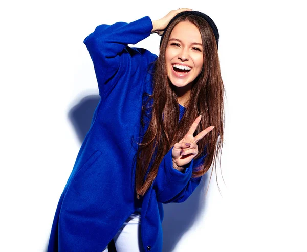 Piękny model brunetka kobieta hipster uśmiechający się w stylowy płaszcz niebieski na białym tle — Zdjęcie stockowe
