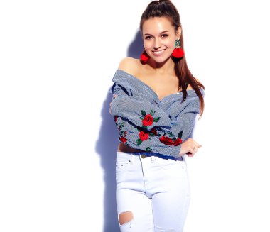 Güzel gülümseyen hipster esmer kadın modeli rahat şık mavi kıyafetler üzerinde beyaz izole portresi
