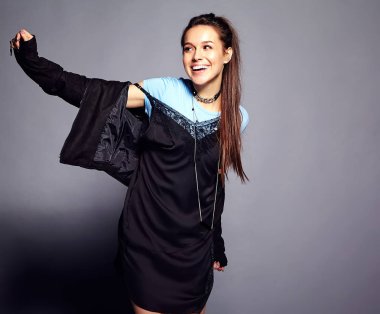 Yaz şık hipster giysileri gri arka plan üzerinde poz güzel beyaz gülümseyen hipster esmer kadın modeli