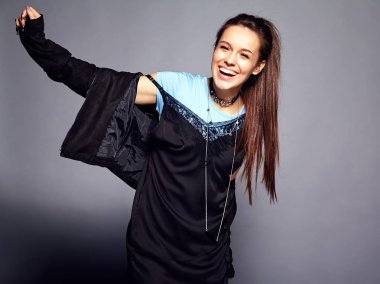 Yaz şık hipster giysileri gri arka plan üzerinde poz güzel beyaz gülümseyen hipster esmer kadın modeli