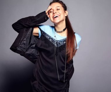 Yaz şık hipster giysileri gri arka plan üzerinde poz güzel beyaz gülümseyen hipster esmer kadın modeli
