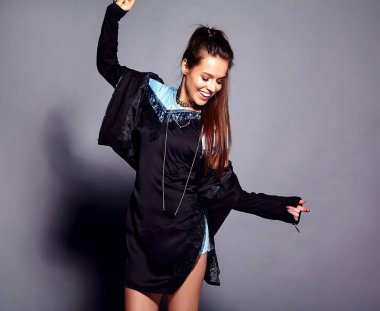 Yaz şık hipster giysileri gri arka plan üzerinde poz güzel beyaz gülümseyen hipster esmer kadın modeli