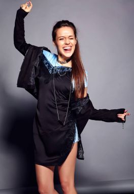 Yaz şık hipster giysileri gri arka plan üzerinde poz güzel beyaz gülümseyen hipster esmer kadın modeli