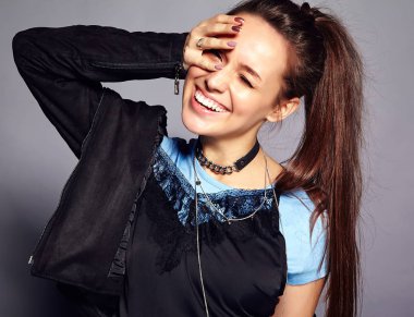 Yaz şık hipster giysileri gri arka plan üzerinde poz güzel beyaz gülümseyen hipster esmer kadın modeli