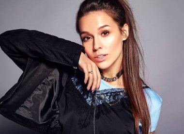 Güzel beyaz hipster esmer kadın modeli gri arka plan üzerinde poz parlak siyah yazlık şık giysiler içinde