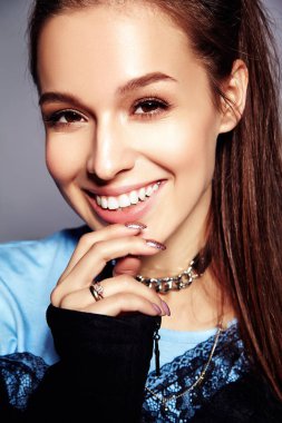 Güzel beyaz hipster esmer kadın modeli gri arka plan üzerinde poz parlak siyah yazlık şık giysiler içinde