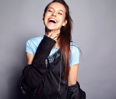 Yaz şık hipster giysileri gri arka plan üzerinde poz güzel beyaz gülümseyen hipster esmer kadın modeli