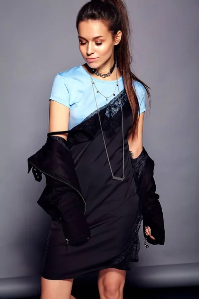 Belle caucasienne souriante hipster brunette femme modèle en été élégant vêtements hipster posant sur fond gris — Photo