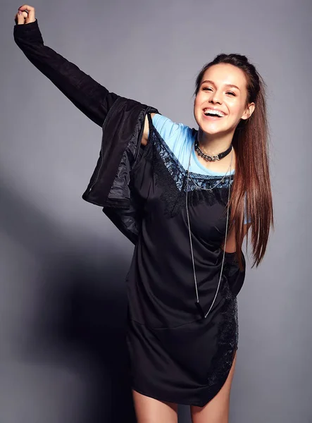 Красивая кавказская улыбающаяся хипстерша-брюнетка-модель в летней стильной хипстерской одежде позирует на сером фоне — стоковое фото