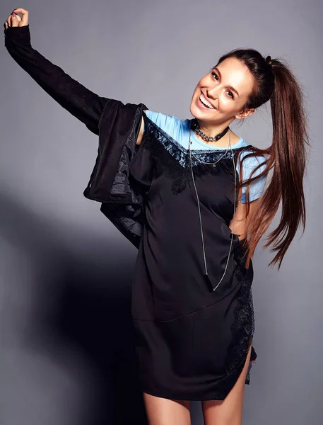 Belle caucasienne souriante hipster brunette femme modèle en été élégant vêtements hipster posant sur fond gris — Photo
