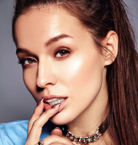 Model brunetka Kobieta Piękne kaukaski hipster w jasny lato czarne ubrania stylowe pozowanie na szarym tle — Zdjęcie stockowe