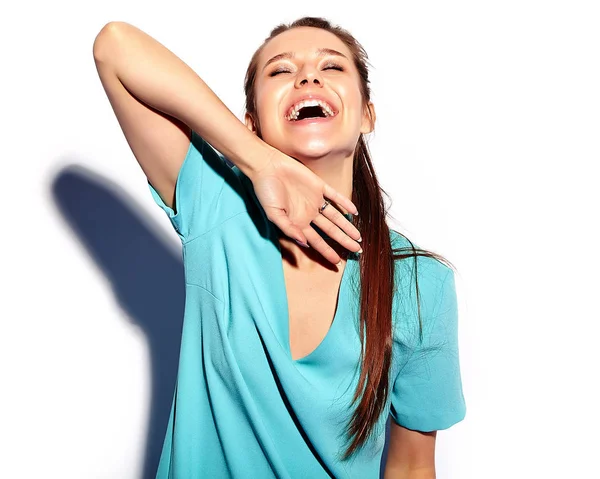 Retrato de hermosa mujer hipster sonriente modelo morena en vestido azul elegante casual aislado en blanco —  Fotos de Stock