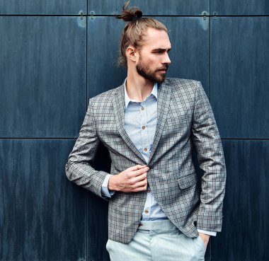 seksi yakışıklı moda erkek model adam portresi şık kareli takım üzerinde sokak arka plan açık havada poz içinde giyinmiş