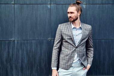 seksi yakışıklı moda erkek model adam portresi şık kareli takım üzerinde sokak arka plan açık havada poz içinde giyinmiş
