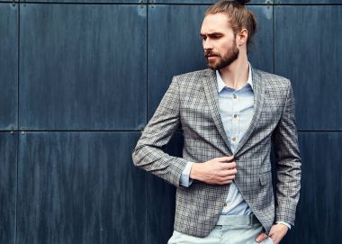 seksi yakışıklı moda erkek model adam portresi şık kareli takım üzerinde sokak arka plan açık havada poz içinde giyinmiş