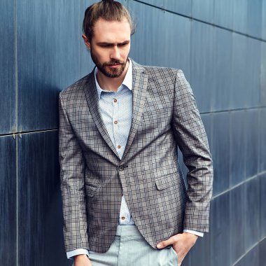 seksi yakışıklı moda erkek model adam portresi şık kareli takım üzerinde sokak arka plan açık havada poz içinde giyinmiş