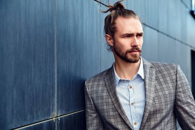 seksi yakışıklı moda erkek model adam portresi şık kareli takım üzerinde sokak arka plan açık havada poz içinde giyinmiş
