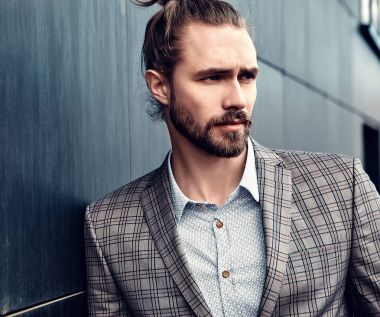 seksi yakışıklı moda erkek model adam portresi şık kareli takım üzerinde sokak arka plan açık havada poz içinde giyinmiş