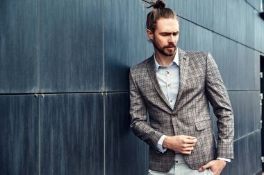 seksi yakışıklı moda erkek model adam portresi şık kareli takım üzerinde sokak arka plan açık havada poz içinde giyinmiş