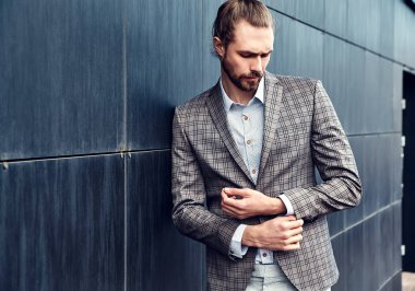 seksi yakışıklı moda erkek model adam portresi şık kareli takım üzerinde sokak arka plan açık havada poz içinde giyinmiş