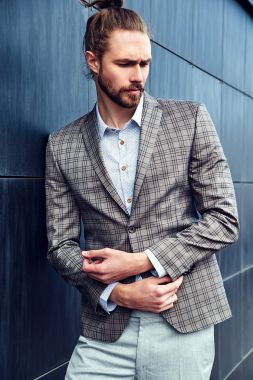seksi yakışıklı moda erkek model adam portresi şık kareli takım üzerinde sokak arka plan açık havada poz içinde giyinmiş