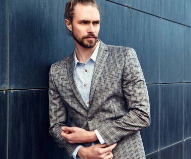 seksi yakışıklı moda erkek model adam portresi şık kareli takım üzerinde sokak arka plan açık havada poz içinde giyinmiş