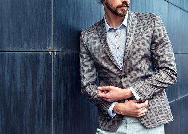 seksi yakışıklı moda erkek model adam portresi şık kareli takım üzerinde sokak arka plan açık havada poz içinde giyinmiş