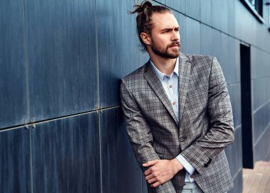 seksi yakışıklı moda erkek model adam portresi şık kareli takım üzerinde sokak arka plan açık havada poz içinde giyinmiş