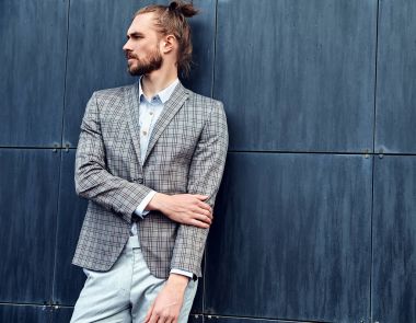 seksi yakışıklı moda erkek model adam portresi şık kareli takım üzerinde sokak arka plan açık havada poz içinde giyinmiş