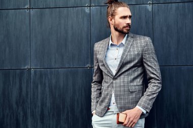 seksi yakışıklı moda erkek model adam portresi şık kareli takım üzerinde sokak arka plan açık havada poz içinde giyinmiş