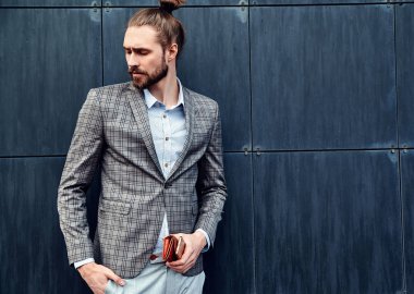 seksi yakışıklı moda erkek model adam portresi şık kareli takım üzerinde sokak arka plan açık havada poz içinde giyinmiş