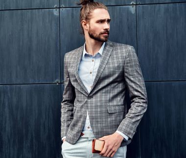 seksi yakışıklı moda erkek model adam portresi şık kareli takım üzerinde sokak arka plan açık havada poz içinde giyinmiş