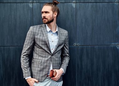 seksi yakışıklı moda erkek model adam portresi şık kareli takım üzerinde sokak arka plan açık havada poz içinde giyinmiş