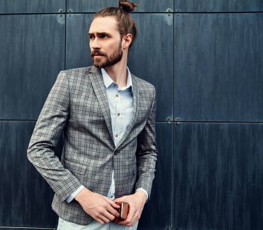 seksi yakışıklı moda erkek model adam portresi şık kareli takım üzerinde sokak arka plan açık havada poz içinde giyinmiş