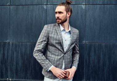 seksi yakışıklı moda erkek model adam portresi şık kareli takım üzerinde sokak arka plan açık havada poz içinde giyinmiş