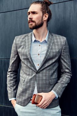 seksi yakışıklı moda erkek model adam portresi şık kareli takım üzerinde sokak arka plan açık havada poz içinde giyinmiş