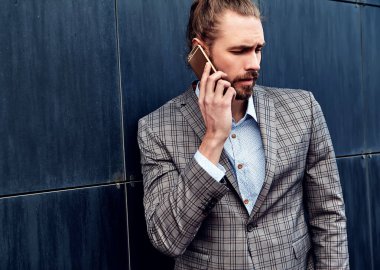 seksi yakışıklı moda erkek model adam portresi şık kareli takım üzerinde sokak arka plan açık havada poz içinde giyinmiş