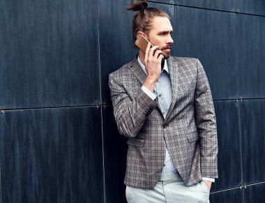 seksi yakışıklı moda erkek model adam portresi şık kareli takım üzerinde sokak arka plan açık havada poz içinde giyinmiş