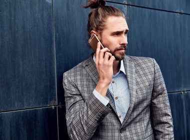 seksi yakışıklı moda erkek model adam portresi şık kareli takım üzerinde sokak arka plan açık havada poz içinde giyinmiş