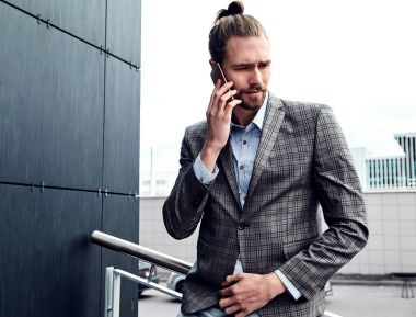 seksi yakışıklı moda erkek model adam portresi şık kareli takım üzerinde sokak arka plan açık havada poz içinde giyinmiş