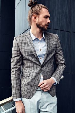 seksi yakışıklı moda erkek model adam portresi şık kareli takım üzerinde sokak arka plan açık havada poz içinde giyinmiş