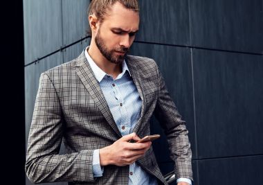 seksi yakışıklı moda erkek model adam portresi şık kareli takım üzerinde sokak arka plan açık havada poz içinde giyinmiş