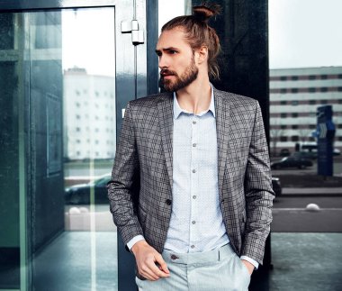 seksi yakışıklı moda erkek model adam portresi şık kareli takım üzerinde sokak arka plan açık havada poz içinde giyinmiş