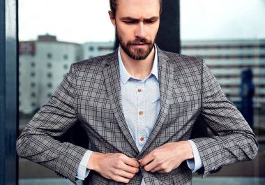 seksi yakışıklı moda erkek model adam portresi şık kareli takım üzerinde sokak arka plan açık havada poz içinde giyinmiş