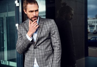 seksi yakışıklı moda erkek model adam portresi şık kareli takım üzerinde sokak arka plan açık havada poz içinde giyinmiş