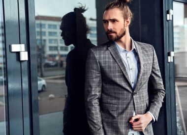 seksi yakışıklı moda erkek model adam portresi şık kareli takım üzerinde sokak arka plan açık havada poz içinde giyinmiş