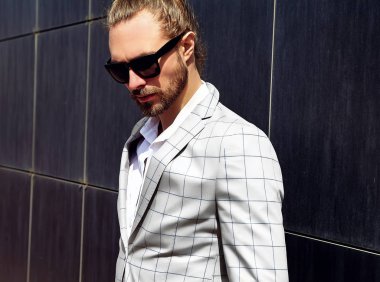 seksi yakışıklı moda erkek model adam portresi şık kareli takım üzerinde sokak arka plan açık havada poz içinde giyinmiş