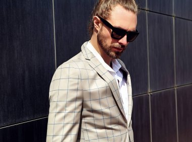 seksi yakışıklı moda erkek model adam portresi şık kareli takım üzerinde sokak arka plan açık havada poz içinde giyinmiş