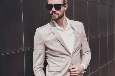 seksi yakışıklı moda erkek model adam portresi şık kareli takım üzerinde sokak arka plan açık havada poz içinde giyinmiş