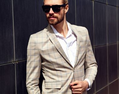 seksi yakışıklı moda erkek model adam portresi şık kareli takım üzerinde sokak arka plan açık havada poz içinde giyinmiş